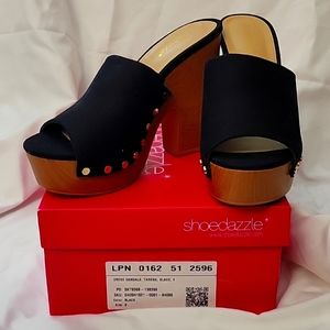 Women's black dress sandal , size 8 , excellent condition.